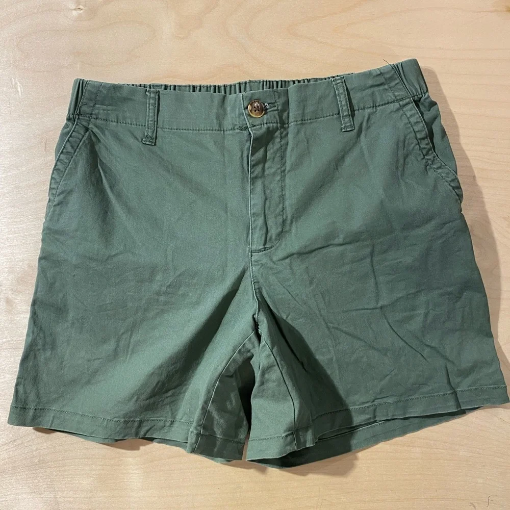 Old Navy Olive Chino Shorts Medium (OQ)